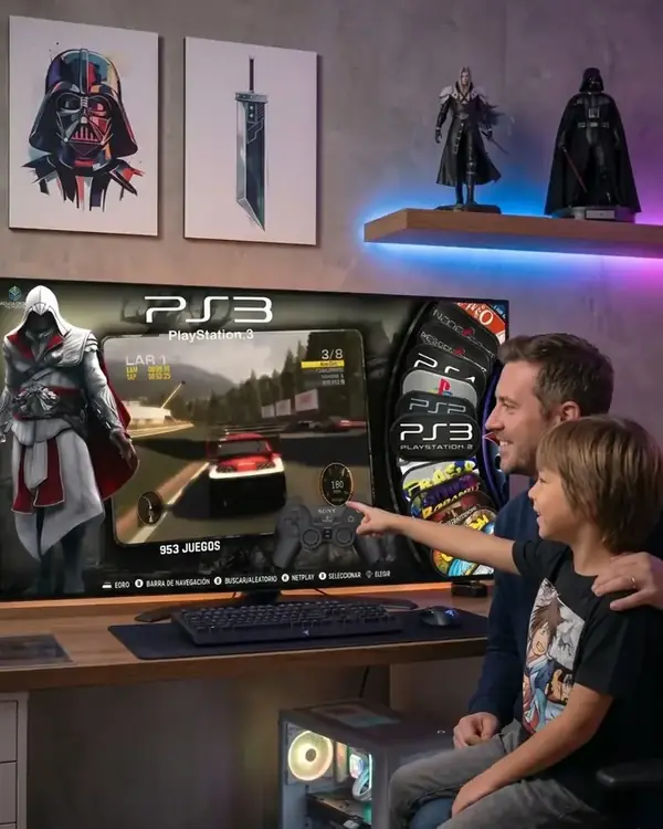 Familia disfrutando MegaRetro Hub en su PC